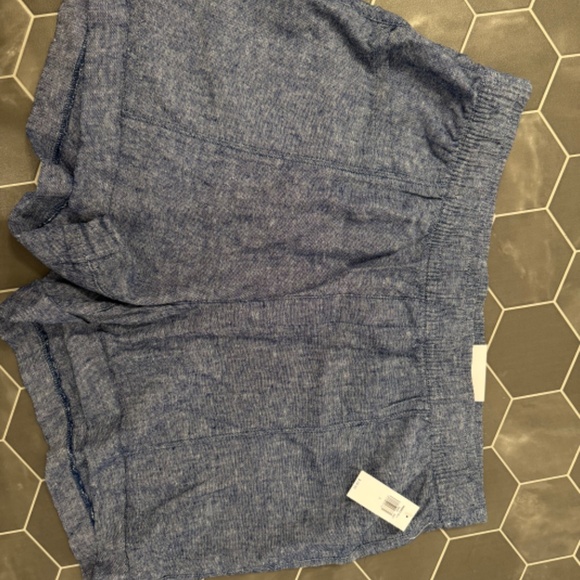 Old Navy Women’s  Linen Blend Chambray Shorts - Picture 3 of 3